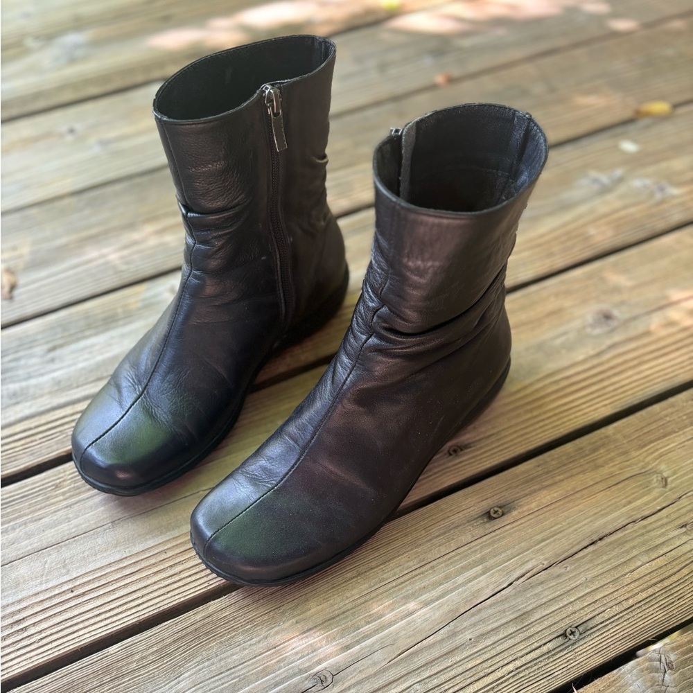 Figura size 8.5 booties